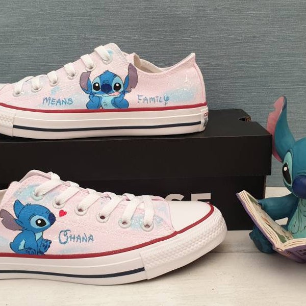 Chaussures peintes à la main personnalisées Disney Stitch personnage Art graphique cadeau personnalisé chaussures en toile sur fond rose clair