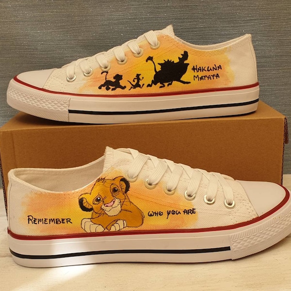 Chaussures basses Converse personnalisées peintes à la main avec conception graphique artistique du personnage du Roi Lion Hakuna Matata de Disney