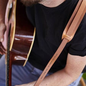 Skórzany Pasek Do Gitary Z Grawerowaną Wiadomością - Idealny Prezent Świąteczny Dla Gitarzysty, Miłośnika Muzyki, Muzyki. Ręcznie Wykonany i Przemyślany