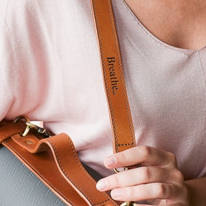 Personalisierter Leder Yoga Gurt für Yogamatte - Perfektes Weihnachtsgeschenk für jeden Yoga-Liebhaber. Handgefertigte Qualität. Durchdachtes Geschenk.
