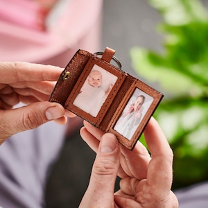 Gepersonaliseerde leren fotosleutelhanger met 2 metalen fotokaarten - perfect kerstcadeau voor papa of opa. Handgemaakte kwaliteit. Geschenkdoos