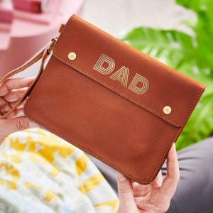 Papa personalisierte Leder Reisebrieftasche - Perfektes Geschenk zum Vatertag - Luxus, handgemacht - Hält Pässe und Reisedokumente sicher.