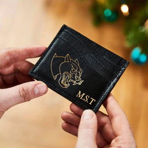 Tarjetero de cuero personalizado con la palabra 'Wave' y la imagen de una pantera loca. Regalo de Navidad. Tiene capacidad para 8 tarjetas. Hecho a mano. Hermoso cuero. Caja de regalo.