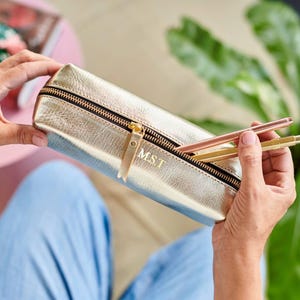 Federmäppchen aus Leder mit Personalisierung - Perfektes Geschenk für Lehrer, Teenager, Schriftsteller, Skizzierer oder Journal Writer
