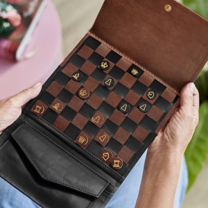 Juego de ajedrez de viaje de cuero personalizado: regalo de Navidad perfecto para amantes de los juegos, amantes del ajedrez, abuelos, padres y viajeros. Hecho a mano, caja de regalo.