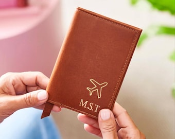 Funda de pasaporte de cuero personalizada con avión estampado en caliente. Regalo de Navidad perfecto para papá, mamá y amantes de los viajes. Caja de regalo con lazo.