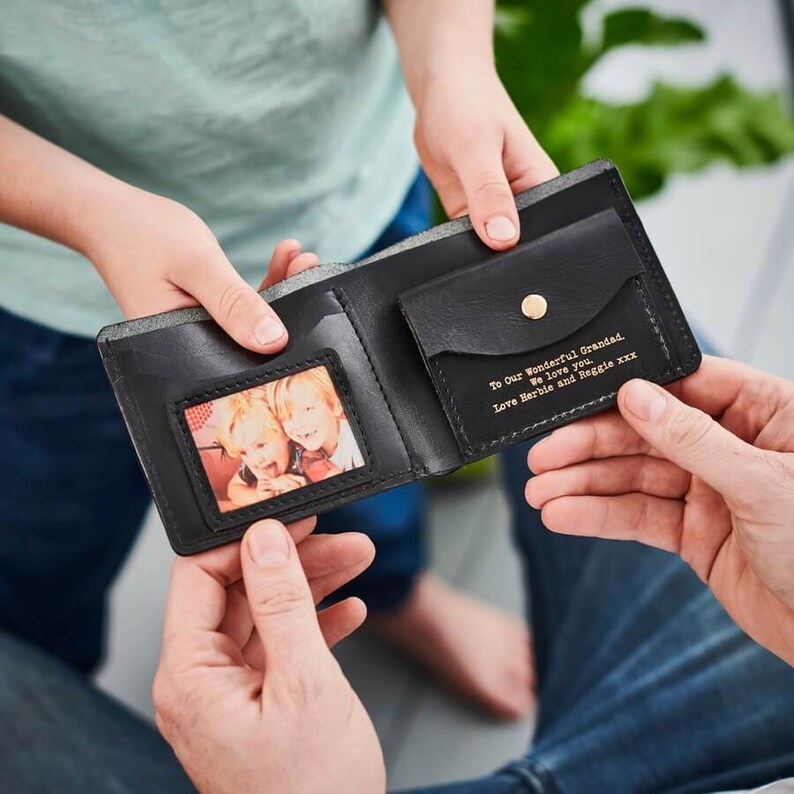 Cartera de cuero personalizada con mensaje secreto y foto de metal: regalo de Navidad perfecto para papá y abuelo. Caja de regalo de lujo hecha a mano imagen 3