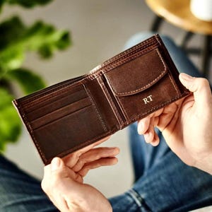 Cartera de cuero personalizada con compartimento para monedas: un regalo maravilloso para papás, hermanos, hijos y adolescentes. Se entrega en una caja de regalo con cinta.