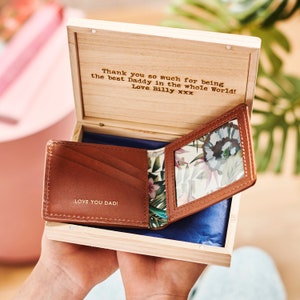 Personalisierte Lederbrieftasche mit Metallfotokarte + gravierter Holzkiste - Enthält personalisierte Nachricht im Inneren und Initialen - Ehemann, Vater