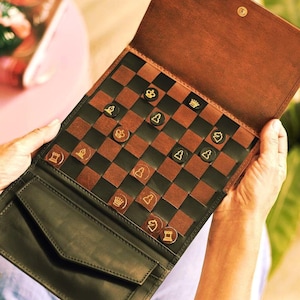 Juego de ajedrez de viaje personalizado en piel: el regalo perfecto de Navidad para amantes de los juegos, del ajedrez, abuelos, padres y viajeros. Hecho a mano. Incluye caja de regalo.