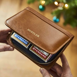 Personalisierter Lederspielkartenhalter mit Karten - Perfektes Weihnachtsgeschenk für Spielliebhaber, Reiseliebhaber - Handgemacht, Geschenkbox mit Band