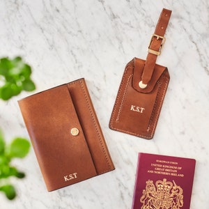 Luxe lederen bagagelabel en paspoorthouder set met personalisatie - perfect kerstcadeau voor reiziger, mama, papa, opa, geschenkdoos