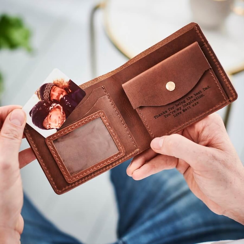 Cartera de cuero personalizada con mensaje secreto y foto de metal: regalo de Navidad perfecto para papá y abuelo. Caja de regalo de lujo hecha a mano imagen 5