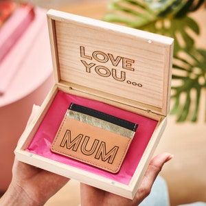 Porte-cartes de luxe personnalisé en cuir dans une boîte en bois gravée - Cadeau de Noël parfait pour maman, fille ou soeur.
