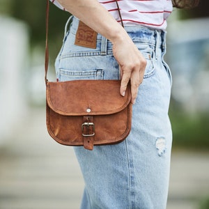 Mini sac à bandoulière personnalisé en cuir de style vintage - Cadeau de Noël pour fille, maman ou meilleure amie. Fait main et magnifique.