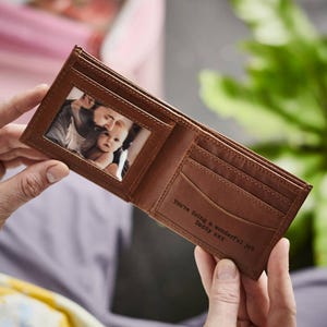 Portafoglio in pelle da uomo personalizzato con inserto fotografico in metallo - regalo perfetto per papà, nonno, marito. Scatola regalo di lusso fatta a mano con nastro blu navy