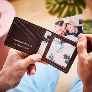 Portafoglio in pelle personalizzato con biglietto fotografico in metallo - Include messaggio personalizzato stampato a caldo all'interno e iniziali in rilievo - Marito, papà