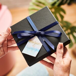Cartera de cuero personalizada con mensaje secreto y foto de metal: regalo de Navidad perfecto para papá y abuelo. Caja de regalo de lujo hecha a mano imagen 6