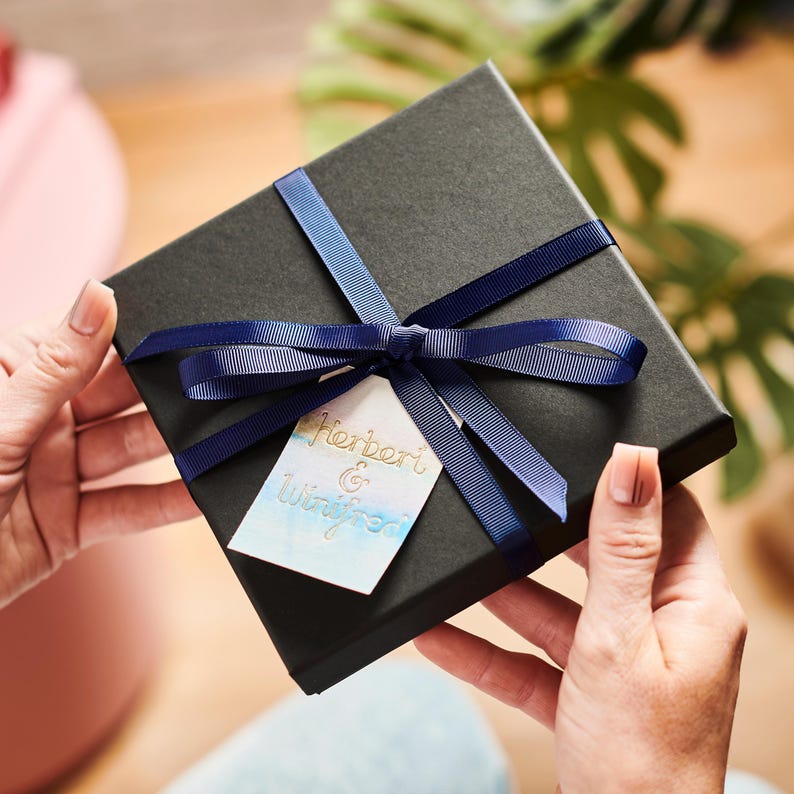 Cartera de cuero personalizada con mensaje secreto y foto de metal: regalo de Navidad perfecto para papá y abuelo. Caja de regalo de lujo hecha a mano imagen 6