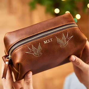 Personalisierter Luxus Leder Kulturbeutel mit Tattoo-inspirierten Schwalben - Weihnachtsgeschenk für Papa, Ehemann, Freund. Handgemachtes Schönes Leder.
