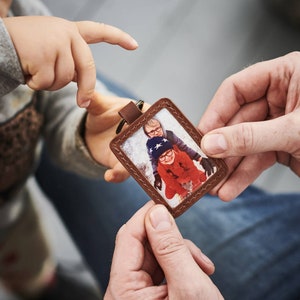 "Leder-Foto-Schlüsselanhänger mit Ihrem Foto auf Metallkarte + personalisierter gravierter Nachricht - Perfektes Weihnachtsgeschenk für Opa, Mama oder Papa