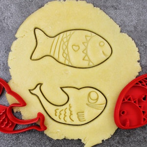 Due tagliabiscotti a forma di pesce per il pesce d'aprile