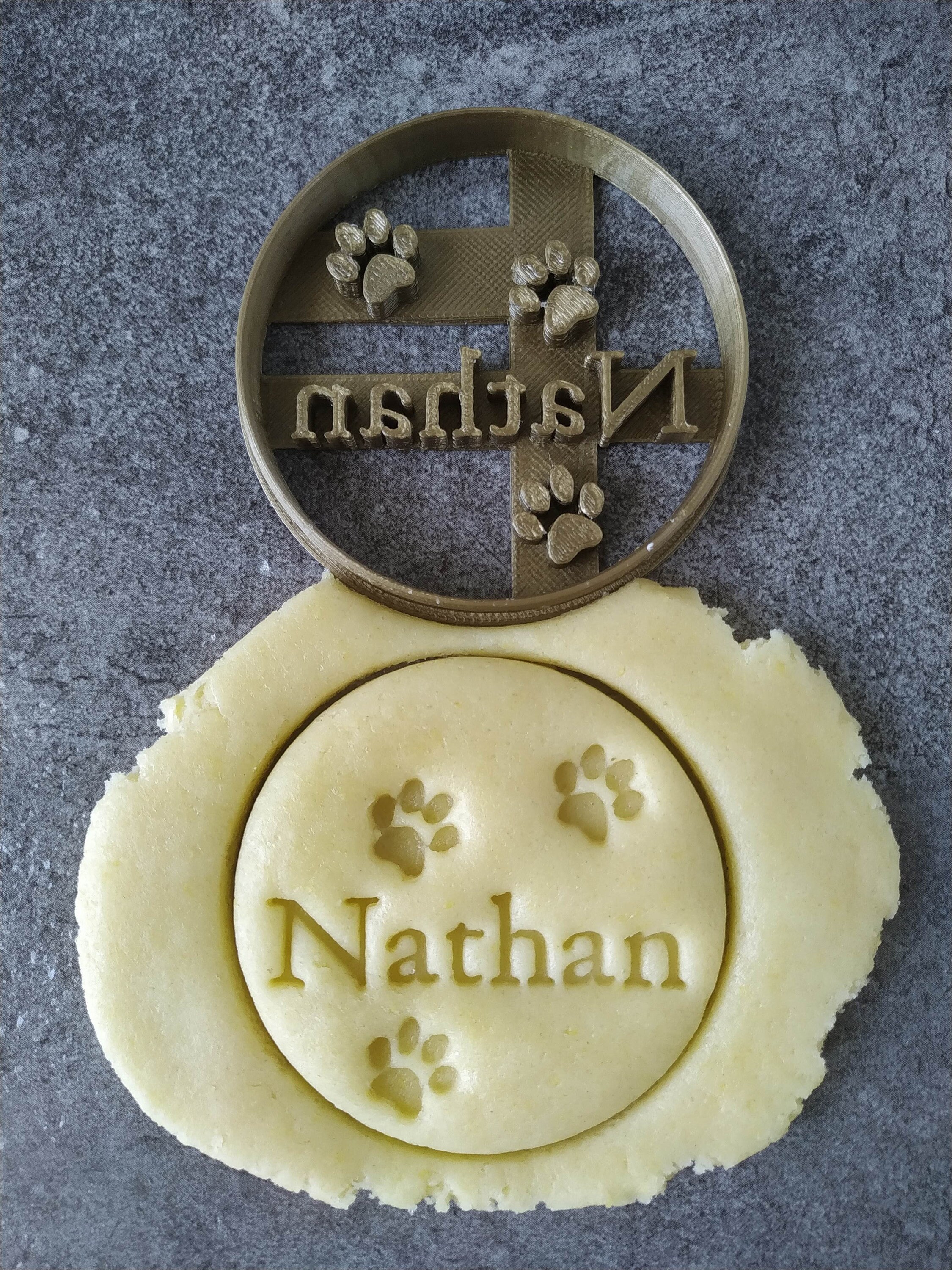 Emporte-Pièce Empreintes de Patte - Rond Personnalisable avec Prénom | Conçu et Fabriqué en France