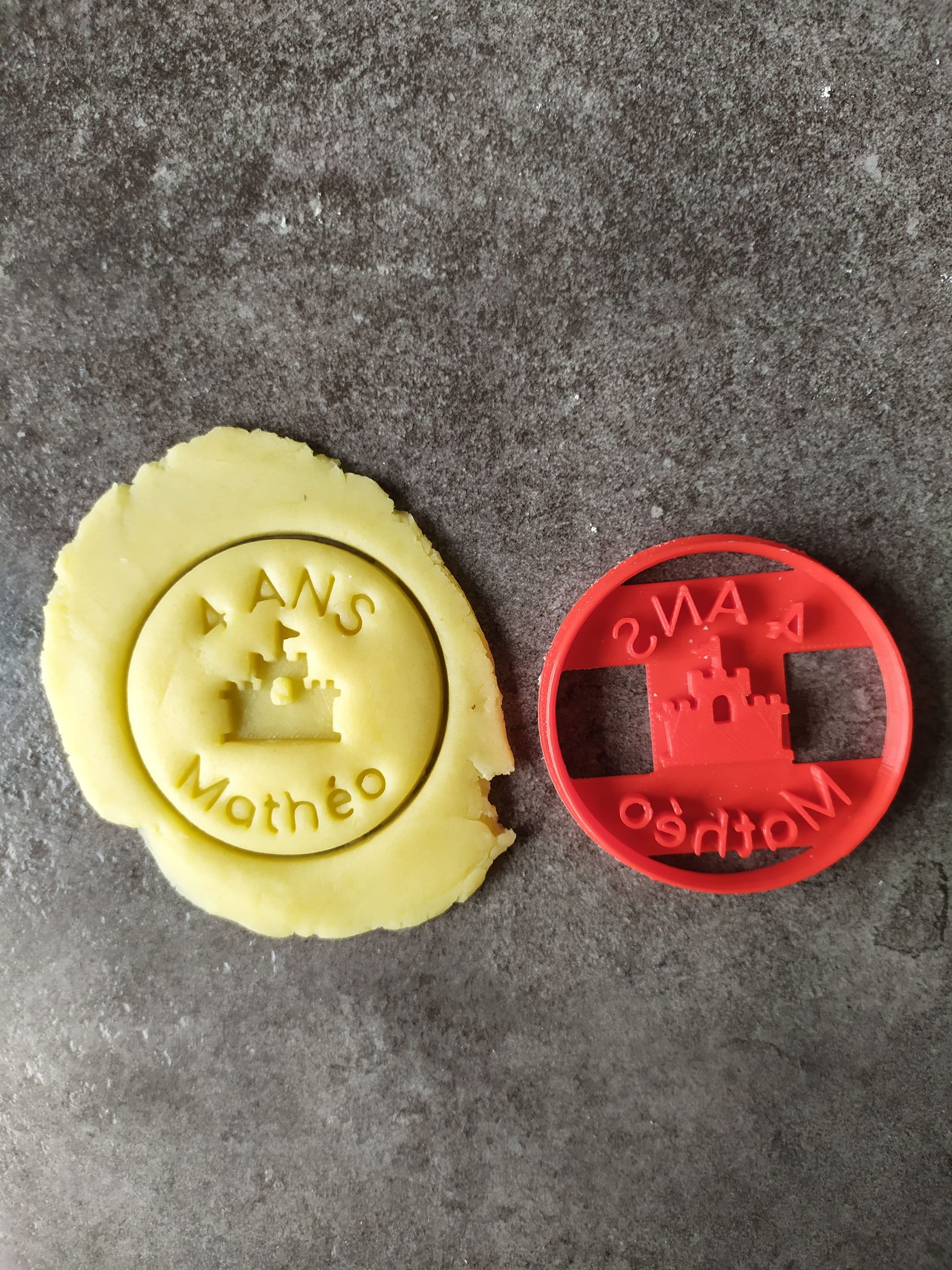 Emporte-Pièce Château - Rond Personnalisable avec Prénom et Âge| Conçu Fabriqué en France