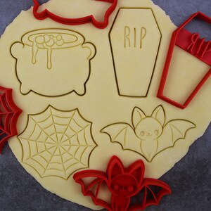 Tagliabiscotti di Halloween: bara "RIP", calderone, pipistrello, ragnatela