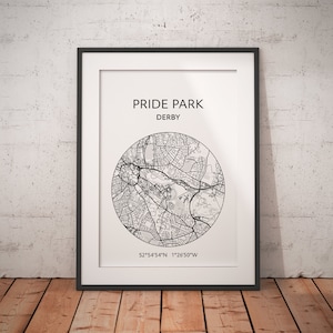 Könnte beinhalten: Ein Schwarzweiß-Kartenabdruck von Pride Park in Derby, England. Die Karte hat eine kreisförmige Form und enthält die Koordinaten 52°54'54"N 1°26'50"W.