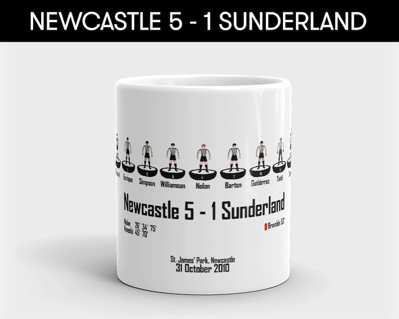 K&ouml;nnte beinhalten: Eine wei&szlig;e Keramiktasse mit einer Schwarzwei&szlig;illustration eines Fu&szlig;ballspiels zwischen Newcastle und Sunderland. Das Ergebnis ist Newcastle 5 - 1 Sunderland. Das Datum des Spiels ist der 31. Oktober 2010.