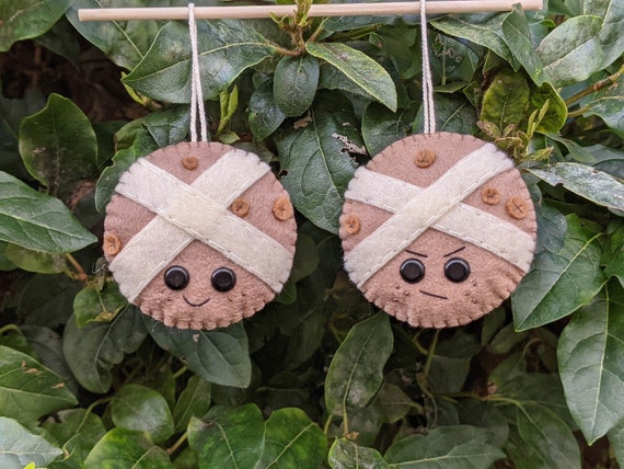 Kawaii Felt Hot Cross Bun Easter Hanging Decoration. Happy Face Spring Ornament. Easter Tea Cake. Twig Tree Decor. Cute Easter Gift. Kawaii Felt Hot Cross Bun Easter Hanging Decoration. Happy Face Spring Ornament. Easter Tea Cake. Twig Tree Decor. Cute Easter Gift.