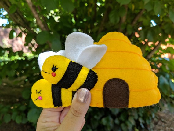 Cute Felt Bee and Bee Hive Garland - Bee Hive hanging, bee woodland nursery decor, bee decoration Cute Felt Bee and Bee Hive Garland - Bee Hive hanging, bee woodland nursery decor, bee decoration
