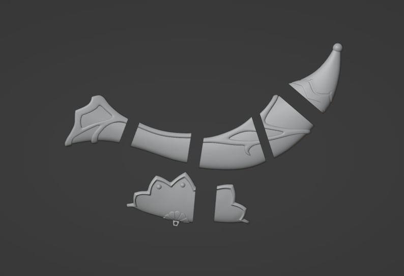 K&ouml;nnte beinhalten: Ein wei&szlig;es, 3D-gedrucktes Modell eines sichelf&ouml;rmigen Objekts, das in mehrere Teile zerlegt ist. Das Objekt hat ein dekoratives Design mit filigranen Details. Die Teile sind auf einem grauen Hintergrund angeordnet.
