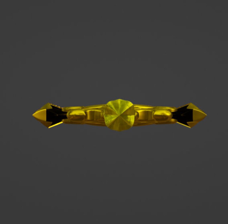Puede incluir: Una espada de color dorado con una punta puntiaguda y una gema facetada decorativa en la parte superior del mango.