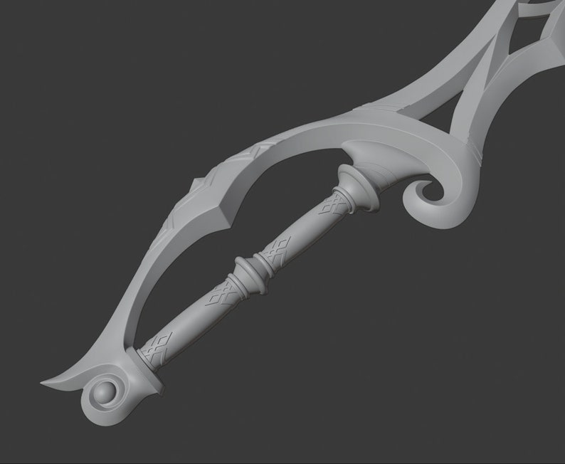 Pu&ograve; includere: Un modello digitale 3D grigio chiaro di un'elsa di spada caratterizzata da una guardia curva ornata con intricati motivi geometrici e una sezione centrale dell'impugnatura. Il design include dettagli a voluta sul pomolo e sulle estremit&agrave;.