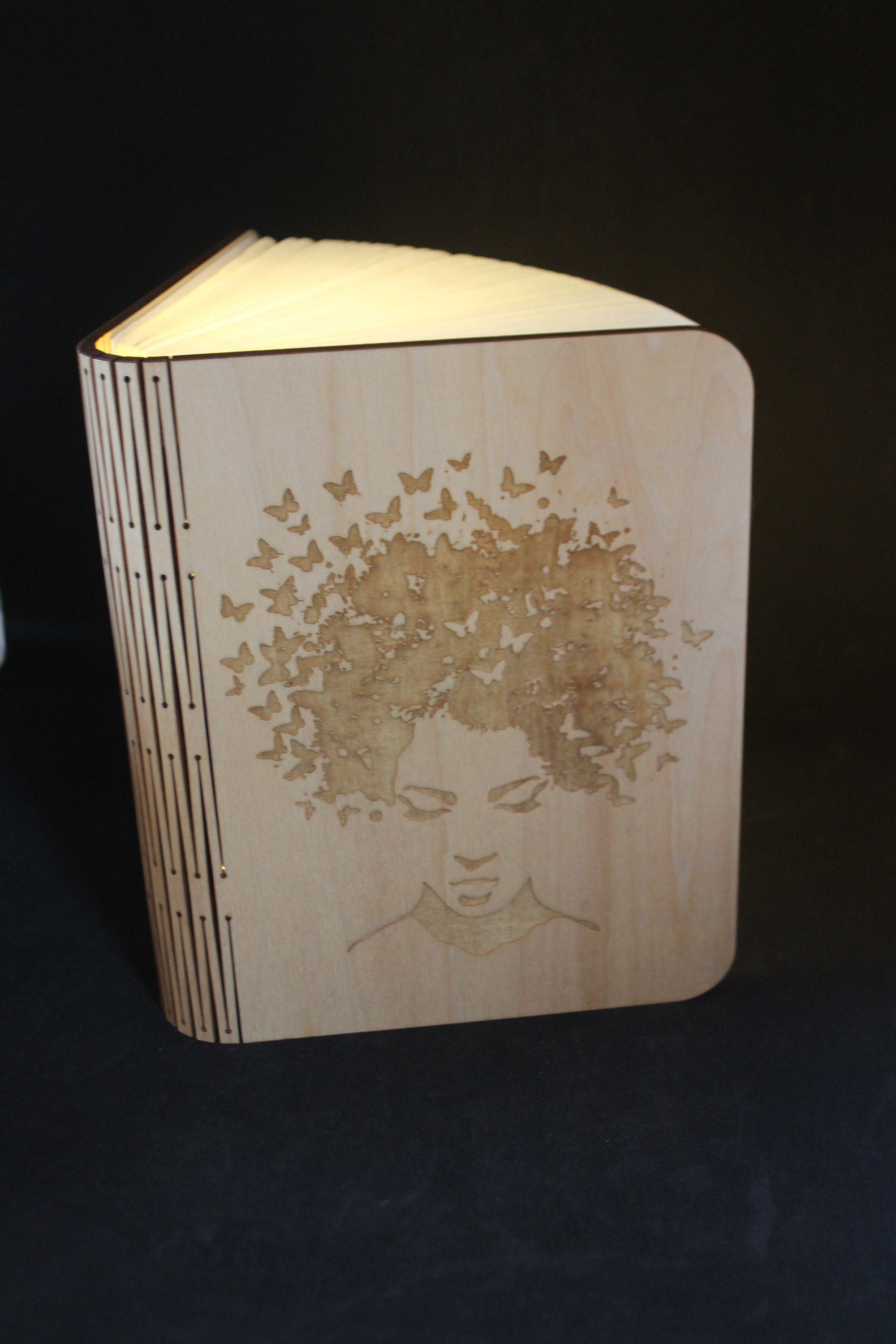 Livre Lumineux en Bois avec Une Femme