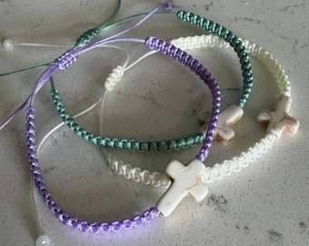 Pulsera de macramé con cruz de cerámica: joyería religiosa resistente al agua