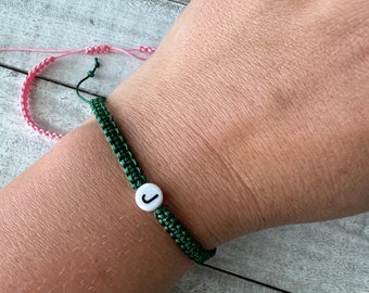 Pulsera de macramé con inicial: Cuentas con letras personalizadas y cordón tejido