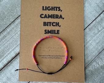 Pulsera de cuentas con código Morse "Luces, cámara, perra, sonrisa", delicada pulsera de cuentas, pulsera de poetas torturados, joyería motivacional, regalo de autocuidado