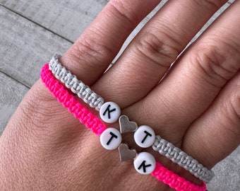 Juego de 2 pulseras con iniciales para parejas, pulsera de macramé para amigos, pulsera de aniversario, pulseras para él y para ella, pulseras con nombre y letra.