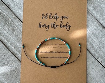 Pulsera de cuentas turquesas en código Morse: "Te ayudaría a enterrar el cuerpo"