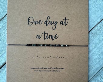 Pulsera de código Morse "Un día a la vez": regalo para la recuperación de la sobriedad