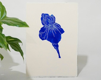 Blauer Linolschnitt mit Blumen #Petite Iris, Illustrationsformat 14 cm x 20,5 cm auf Kunstdruckpapier, limitierte Auflage, Originalkunstwerk