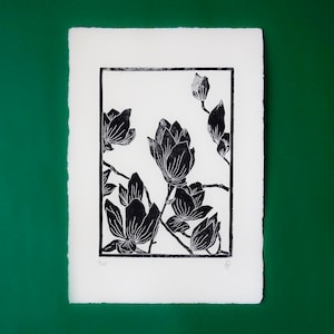 #Magnolia 1 Poster, Blumenlinolschnitt, Format 21 cm x 30 cm auf elfenbeinfarbenem Fransenpapier 250 g, Originalkunstwerk, Unikatdruck