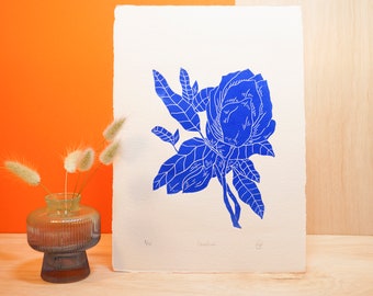 Original Linolschnitt #Camellia, blaues Blumenposter, Format 21 cm x 30 cm auf 260 g Fransenkunstpapier, Originalkunstwerk, Unikatdruck