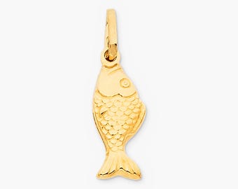 Puede incluir: Un colgante de oro con forma de pez que presenta un patrón de escamas texturizado en el cuerpo, un ojo definido y una aleta caudal ensanchada. El colgante incluye una pequeña anilla de oro integrada en la parte superior.