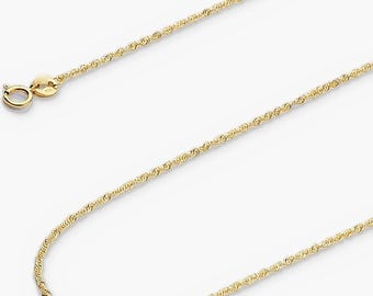 Könnte beinhalten: Eine goldene Kordelkette mit gedrehtem, strukturiertem Glieddesign. Die Kette verfügt über einen runden Federringverschluss an einem Ende sowie ein kleines Metallplättchen mit der Prägung 585 in der Nähe des Verschlusses.