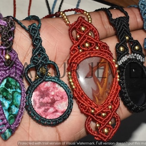 Puede incluir: Seis collares de macramé con piedras y cuentas de diferentes colores. Las piedras son de varios colores y patrones, incluyendo rojo, verde, azul y negro. Los collares están hechos con una técnica de anudado y tienen cuentas doradas.