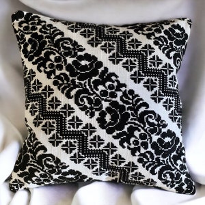手刺繍、バラの模様、クロスステッチ、白、黒バラ、ウクライナの民間伝承が施された手作りの室内用枕カバー